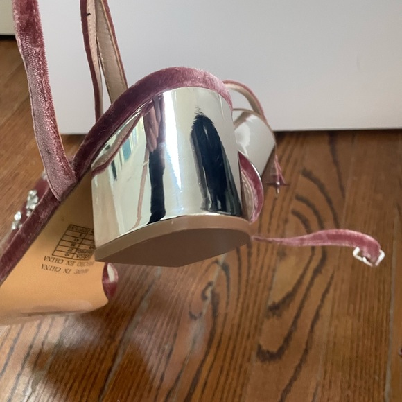 Gorgeous low heels with diamond flowers - Picture 3 of 7